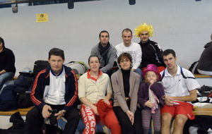 Ken, Fanny et sa fille Laure, Séverine, Philippe (supporter et photographe), David (très en forme le dimanche matin, d'ou la perruque), Jérôme et Christophe ( qui pour une fois ne prend pas la photo) 