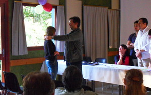 Remise de la Médaille de Championne du Trophée Régionale à Marion DUBOIS (benjamine) par M Gildas PERCIER Président du Comité Départemental d'Indre et Loire de Badminton